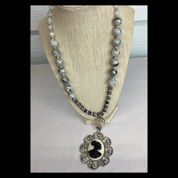 Elegant Black and Silver Cameo Pendant Necklace - Picture 4 of 5